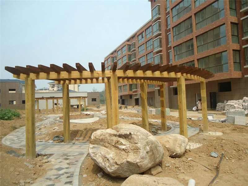 如何安裝才能使成都防腐木花架避免出現(xiàn)倒塌的現(xiàn)象！